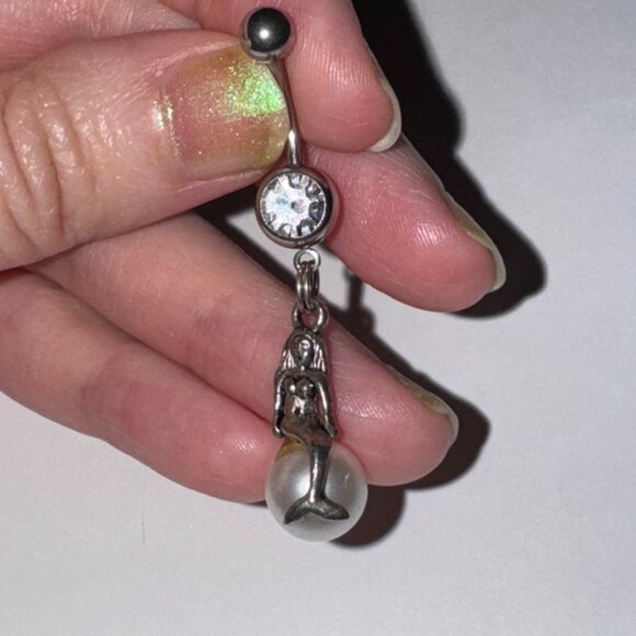 Mermaid on White Pearl Dangle Belly Ring - Picture 1 of 12